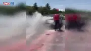 Diyarbakır Sur'da seyir halindeki araç alev aldı, kullanılamaz hale geldi
