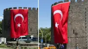 Diyarbakır surlarına 15 Temmuz'da dev Türk bayrağı asıldı