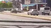 Diyarbakır'da üst geçitten düşen şahıs ağır yaralandı: O anlar kamerada