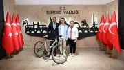 Edirne Valisi Sezer, çevreci lise öğrencisi Aras İpsalalı'ya bisiklet hediye etti