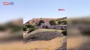 Elazığ'da yolcu treni hemzemin geçitte otomobile çarptı, kaza anı kamerada