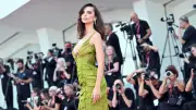 Emily Ratajkowski, Milyon Dolarlık Kitap Anlaşması İmzaladı