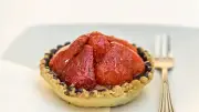 Erdbeerkuchen (Çilekli Tart) Tarifi: Alman Pastanesi Lezzeti Evde