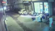 Fatih'te çatıdan düşen beton parçaları: 2 kişi son anda kurtuldu
