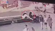 Fatih'te bankta oturan vatandaşın çantasını çalan kadın hırsız suçüstü yakalandı