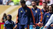 Finale damga vuran görüntü: Rodri başörtülü kız çocuğuyla sahaya çıktı