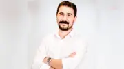 Gazeteci Kayhan Ayhan 'halkı yanıltıcı bilgi' suçlamasıyla gözaltına alındı