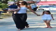 Güzide Duran okul kapısında hıçkırıklara boğuldu, çocuklarından rest yedi