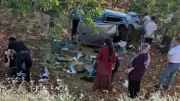 Halfeti'de otomobil fıstık tarlasına devrildi: 3 yaralı