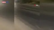 Islak Yolda Motosikletiyle Düşen Sürücü, Kaza Anını Kaydederken Başka Bir Aracın Spin Atmasını Görüntüledi