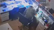 Karaman'da telefon bataryası alev aldı: Tamirci canını zor kurtardı