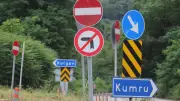 Kavşaktaki 29 Tabela Sürücülerin Kafasını Karıştırıyor