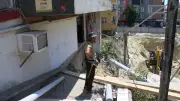 Küçükçekmece'de inşaat kazısı sırasında bina merdiveni çöktü, mahsur kalanlar kurtarıldı
