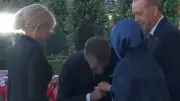 Macron protokol hatası yaptı: Emine Erdoğan elini öptürmedi