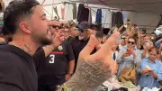 Mahmut Orhan, Alaçatı Semt Pazarında Sürpriz Konser Verdi