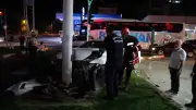 Malatya'da trambüs direğine çarpan sürücü ambulanstan kaçtı