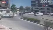 Manavgat'ta motosiklet kamyonete çarpmamak için fren yaptı, devrilip sürüklendi