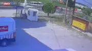 Manavgat'ta motosikletli tabelaya çarptı, kask hayatını kurtardı