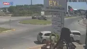 Motosiklet sürücüsü kazada sinirlenip otomobilin camını kırdı