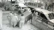 O an kamerada! 4 kadın 100 kiloluk buzdolabını çaldı!