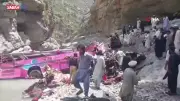 Pakistan'da yolcu otobüsü dev çukura uçtu: 40 ölü, 8 yaralı