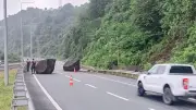 Rize'de Karadeniz Sahil Yolu'na Dev Kayalar Düştü