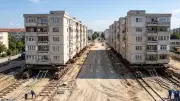 Romanya'da 80 Aile İçinde Yaşarken Bina İkiye Bölünüp Raylarla Taşındı
