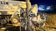 Sakarya'da ağaca çarpan otomobil ikiye bölündü