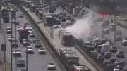 İstanbul Beylikdüzü'nde seyir halindeki metrobüste yangın paniği