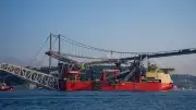 İstanbul Boğazı çift yönlü trafiğe kapatıldı! 215 metrelik JSD6000 geçti