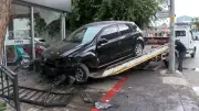 İstanbul Kadıköy'de sürücüsünün direksiyon hakimiyetini kaybettiği otomobil motosiklet dükkanına daldı