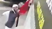 İstanbul Kağıthane'de Türk Bayrağı'nı Yere Atan Şüpheli Gözaltına Alındı