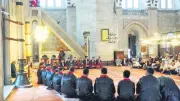 İstanbul Üniversitesi Hukuk öğrencileri mezuniyetlerini camide kutladı