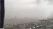 İstanbul'da fırtına etkili oldu: Çatılar uçtu, ağaçlar devrildi