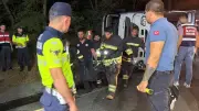 TEM Otoyolu'nda TIR devrildi: Sürücü Volkan Baykal hayatını kaybetti