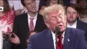 Trump'ın arkasında oturan kişi taklidini yaparak dalga geçti
