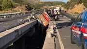 Uşak'ta Köprüde Devrilen TIR'dan Nehre Düşen Sürücü Hayatını Kaybetti