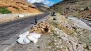 Van'da koyun kırkımı sonrası doğaya bırakılan yünler çevre ve su kaynaklarını tehdit ediyor