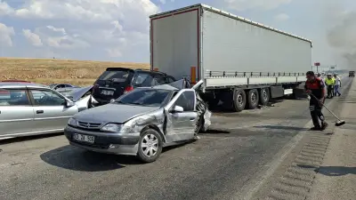 Afyonkarahisar'da Anız Yangını Zincirleme Kazaya Neden Oldu: 13 Araç Birbirine Girdi