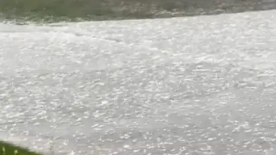 Ardahan'da yaz ortasında dolu yağışı dağları beyaza bürüdü