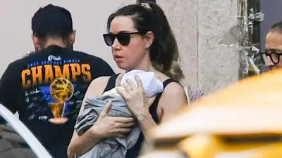 Aubrey Plaza ilk kez bebeğiyle New York'ta görüntülendi