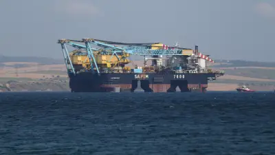 Dev vinç gemisi Saipem 7000 Çanakkale Boğazı'ndan geçiyor