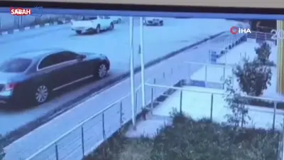 El freni çekilmeyen otomobili vatandaşlar durdurdu
