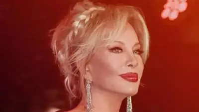 Emel Sayın Arşivinden Nostaljik Karelerle Takipçilerini Geçmişe Götürdü