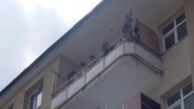 Erzurum'da iki çocuğunu balkonda tutan baba polis tarafından etkisiz hale getirildi