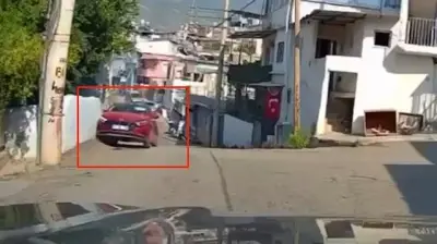 Geri vitese takıp gaza basınca kontrolden çıkan otomobil duvara çarptı