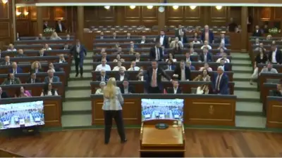 Kosova Başbakanı Kurti'ye Meclis'te yumurtalı protesto