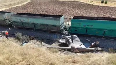 Malatya'da yük treni kamyona çarptı: Sürücü yaralandı