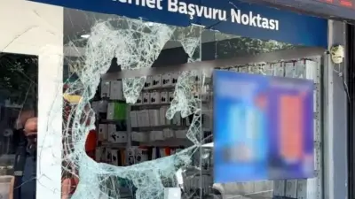 Maskeli Hırsızlar İş Yerinin Camını Kırıp 13 Telefonu Çaldı
