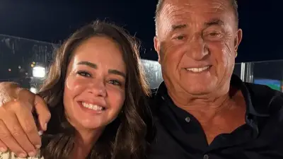 Merve Terim'den Alkışlanacak Hareket: Elbisesiyle Denize Atlayıp Çocuğun Topunu Kurtardı